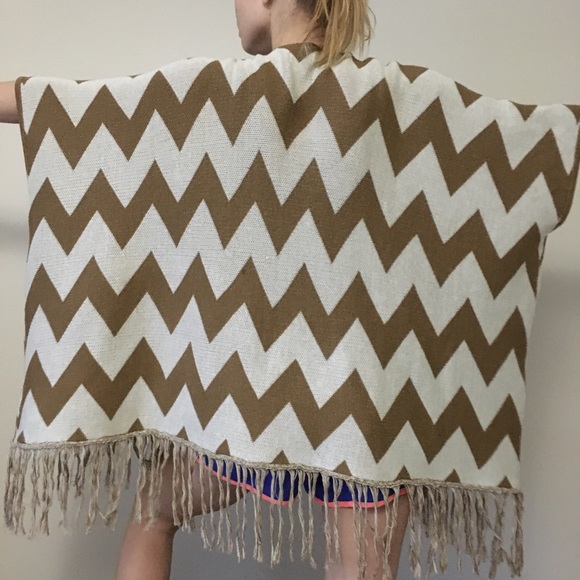 📦 Love & Liberty |Mustard Chevron Poncho - Picture 3 of 5